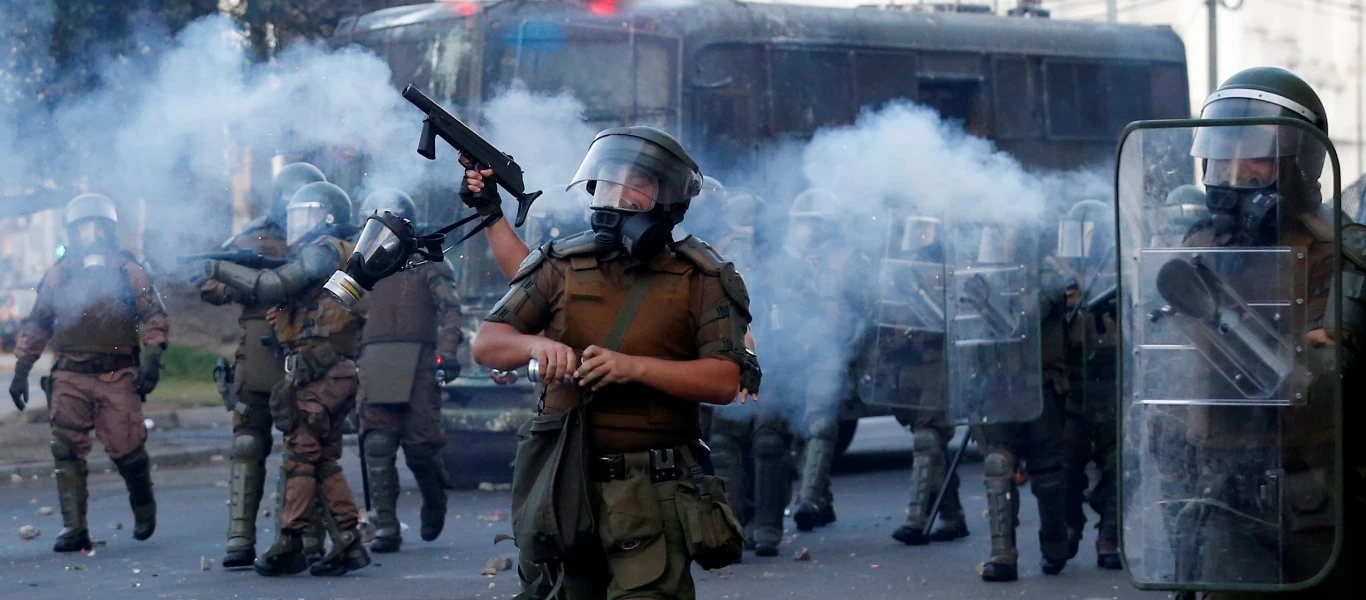 Χιλή: Άγριες συγκρούσεις αστυνομικών με διαδηλωτές - Με πέτρες, φωτιές και δακρυγόνα